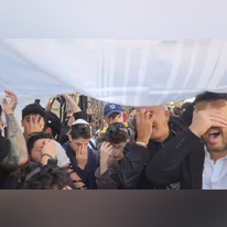 תלמידי "גימנסיה הרצליה" ומפגינים נוספים מניחים תפילין וקוראים קריאת שמע מחוץ לבית הספר. | מסך מתוך סרטון ב-X (טוויטר)