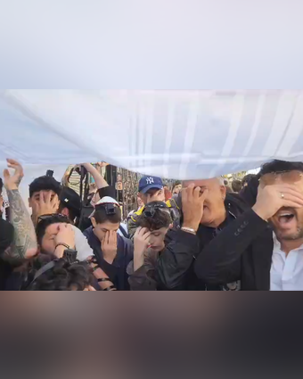 תלמידי "גימנסיה הרצליה" ומפגינים נוספים מניחים תפילין וקוראים קריאת שמע מחוץ לבית הספר. | מסך מתוך סרטון ב-X (טוויטר)