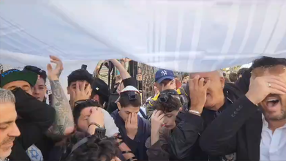 תלמידי "גימנסיה הרצליה" ומפגינים נוספים מניחים תפילין וקוראים קריאת שמע מחוץ לבית הספר. | מסך מתוך סרטון ב-X (טוויטר)