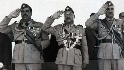 ממשלת עיראק החדשה פרקה את זעמה על היהודים. ראשי המשטר במצעד צבאי ראשון מסוגו בעולם הערבי מאז מלחמת ששת הימים, חוגגים שנה לשלטונם. בגדד 1969. | גטי אימג'ס