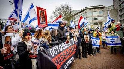 מפגינים תומכי ישראל מול בית הדין הפלילי הבינלאומי בהאג, בדיון בתביעה נגד ישראל. | AFP