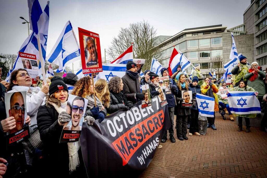 מפגינים תומכי ישראל מול בית הדין הפלילי הבינלאומי בהאג, בדיון בתביעה נגד ישראל. | AFP