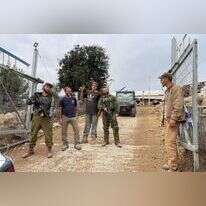 ליאור טל (שני משמאל) בחוות נווה־אורי בנחל חלץ. | יעקב פרידמן