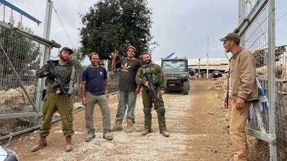 ליאור טל (שני משמאל) בחוות נווה־אורי בנחל חלץ. | יעקב פרידמן