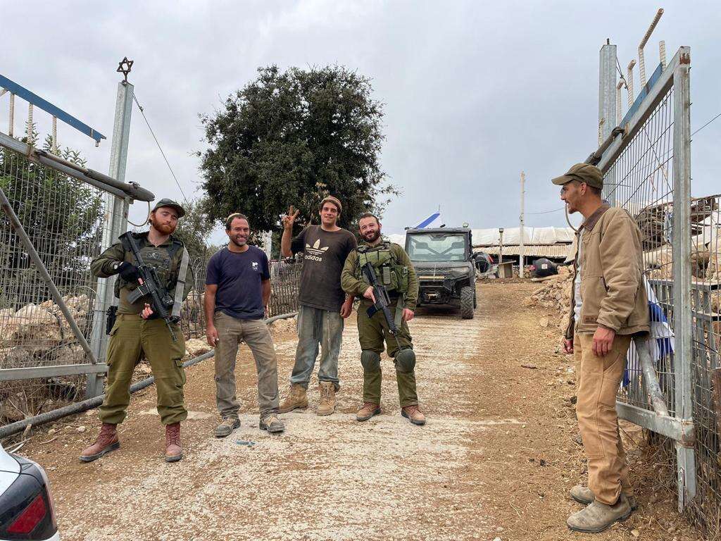 ליאור טל (שני משמאל) בחוות נווה־אורי בנחל חלץ. | יעקב פרידמן