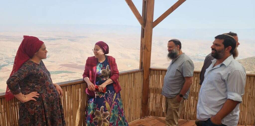 השרה סטרוק מסיירת בחווה חקלאית ביו"ש. | יצחק וייס