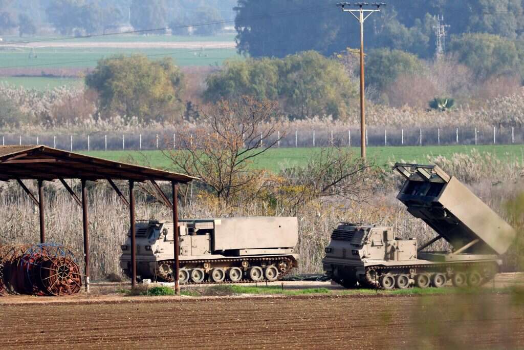 משגרי טילים מדויקים שהונחו בגבול הצפון. | איי.אף.פי