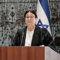 אסתר חיות. | אורן בן־חקון