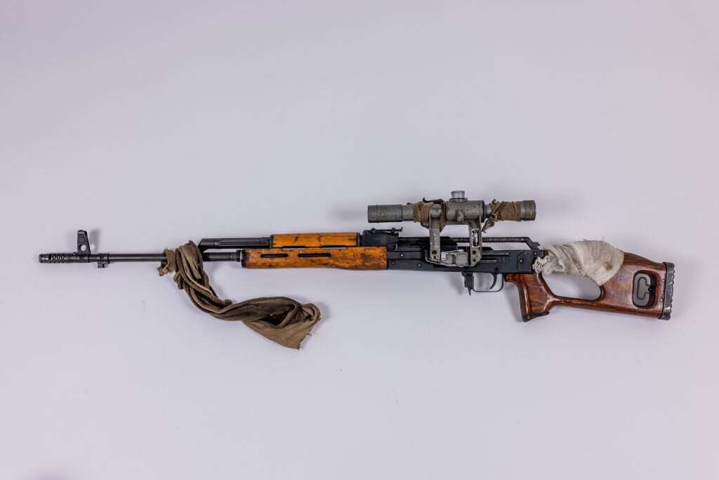 נשקי צעצוע עם סוללות וציין לייזר שנמצאו בבית ספר ברצועה. | אריק סולטן