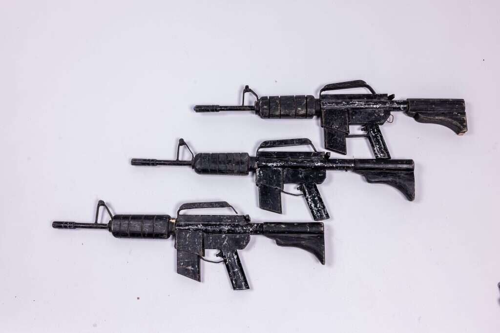 נשקי צעצוע עם סוללות וציין לייזר שנמצאו בבית ספר ברצועה. | אריק סולטן