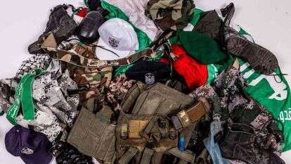 מדים, נעליים, מימיות ודגלי חמאס. | אריק סולטן