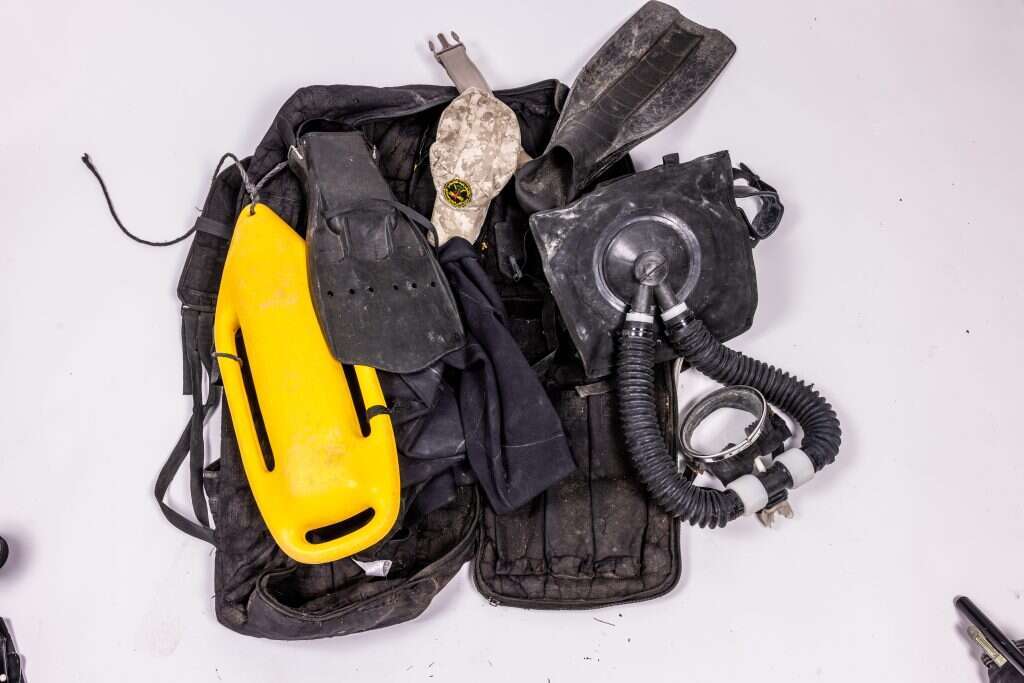 חליפת צלילה שנמצאה באזור חוף זיקים. | אריק סולטן