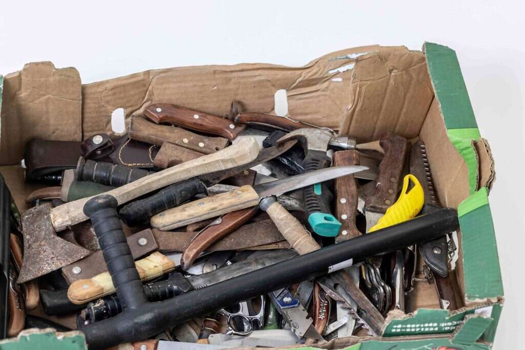 סכינים, גרזנים ופטישים שנמצאו על מחבלי החמאס. | אריק סולטן