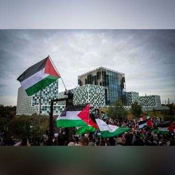 הפגנה פרו־פלסטינית מול בית הדין הבינלאומי בהאג. | אי.פי.איי