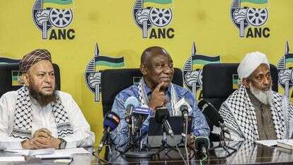 רמפוזה (במרכז) במסיבת עיתונאים עם ידידי פלסטין בדרא"פ. | איי.אף.פי