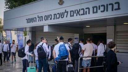 חרדים בלשכת הגיוס, אילוסטרציה. | אבשלום ששוני, פלאש 90