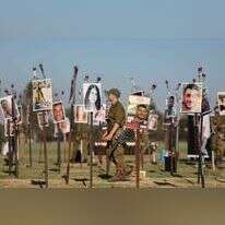 זיכרון בלתי נמנע. חיילים מסיירים במיצג הזיכרון ברעים. | אי. פי. איי