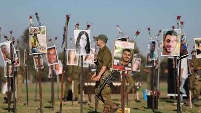 זיכרון בלתי נמנע. חיילים מסיירים במיצג הזיכרון ברעים. | אי. פי. איי