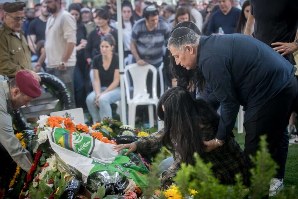 נטע ואביה, יואב (פולי) מרדכי, בלוויה ביום ראשון. | מרים אלסטר, פלאש 90