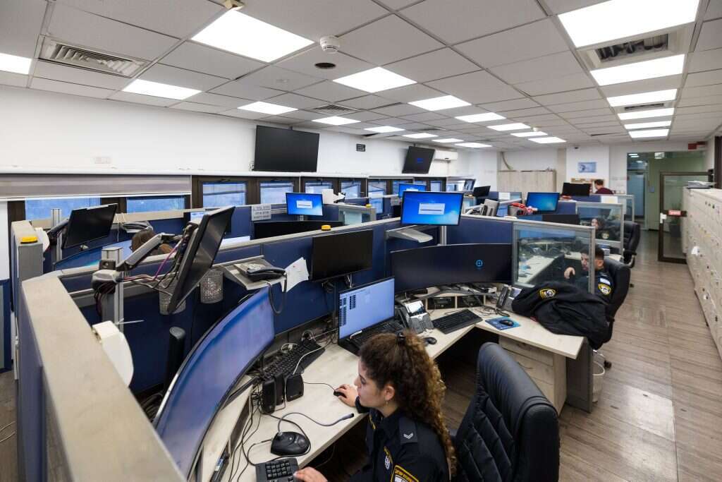 מרכז השליטה (משל"ט) במחוז דרום. | לירון מולדובן