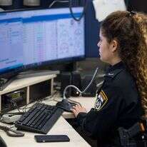 רס"ר אפרת חדד, מוקדנית במרכז השליטה (משל"ט) במחוז דרום. | לירון מולדובן