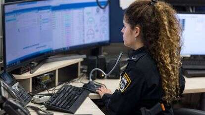 רס"ר אפרת חדד, מוקדנית במרכז השליטה (משל"ט) במחוז דרום. | לירון מולדובן