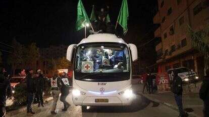 אוטובוס של הצלב האדום עם דגלי חמאס, שבו מחבלים ששוחררו מהכלא הישראלי במסגרת עסקת החטופים הראשונה. | EPA