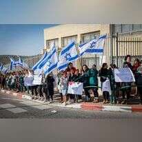 עם ישראל חי. מלווים את משפחת נוילנדר ללווית בנם אלקנה שנהרג בעזה | גרשון אלינסון, פלאש 90