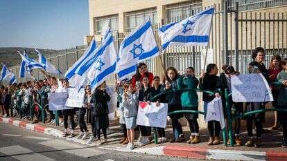 עם ישראל חי. מלווים את משפחת נוילנדר ללווית בנם אלקנה שנהרג בעזה | גרשון אלינסון, פלאש 90 עם ישראל חי. מלווים את משפחת נוילנדר ללווית בנם אלקנה שנהרג בעזה | גרשון אלינסון, פלאש 90