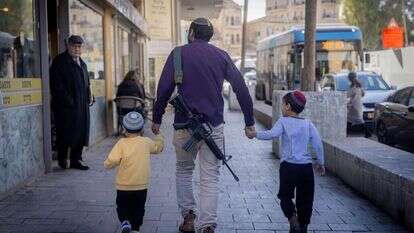 לוחם מילואים ברחובות ירושלים. | חיים גולדברג, פלאש 90