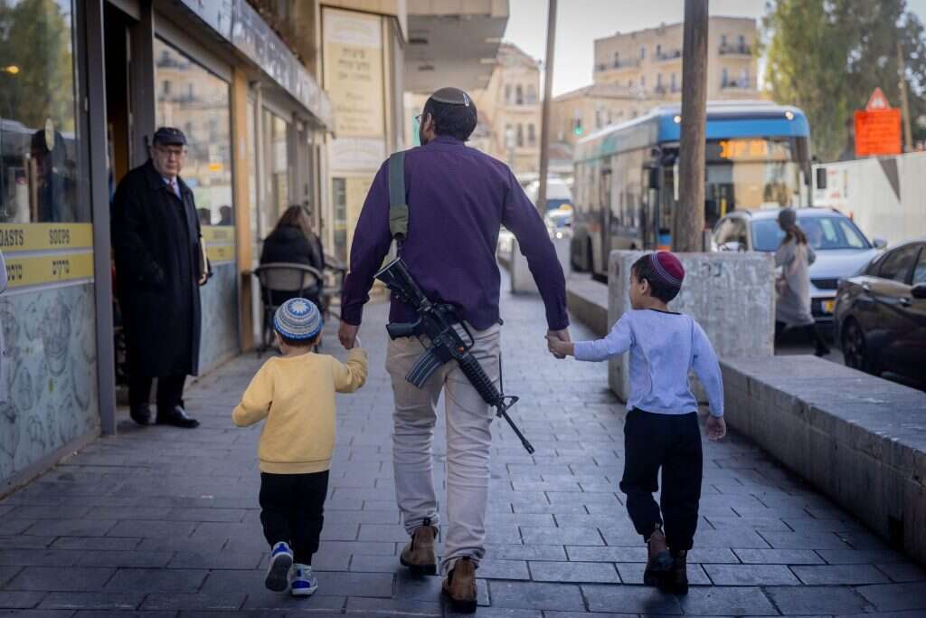 לוחם מילואים ברחובות ירושלים. | חיים גולדברג, פלאש 90