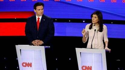 רון דה סנטיס וניקי היילי בעימות באיווה. | AFP