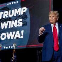 נשיא ארה"ב לשעבר דונלד טראמפ אחרי ניצחונו בבחירות במדינת אייווה. | Andrew Harnik, AP