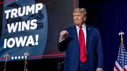 נשיא ארה"ב לשעבר דונלד טראמפ אחרי ניצחונו בבחירות במדינת אייווה. | Andrew Harnik, AP נשיא ארה"ב לשעבר דונלד טראמפ אחרי ניצחונו בבחירות במדינת אייווה. | Andrew Harnik, AP