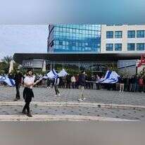 חבריהם לבית הספר של הפצועים בפיגוע ברעננה בתפילה המונית לרפואתם, הבוקר