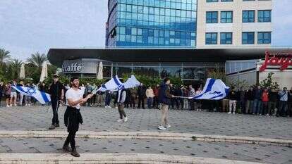 חבריהם לבית הספר של הפצועים בפיגוע ברעננה בתפילה המונית לרפואתם, הבוקר חבריהם לבית הספר של הפצועים בפיגוע ברעננה בתפילה המונית לרפואתם, הבוקר