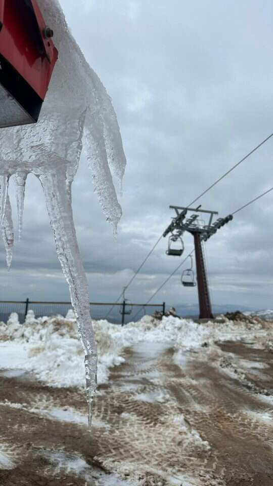 שלג במפלס העליון של אתר החרמון. | אתר החרמון