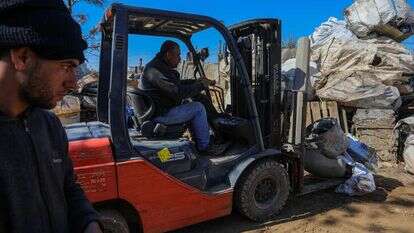 עובדים פלסטיניים בעת עבודות תברואה, אילוסטרציה. | עאבד רחים, פלאש 90.