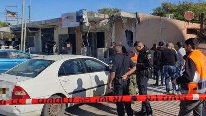 החנות בנתיבות שנפגעה מהרקטה. | דוברות המשטרה