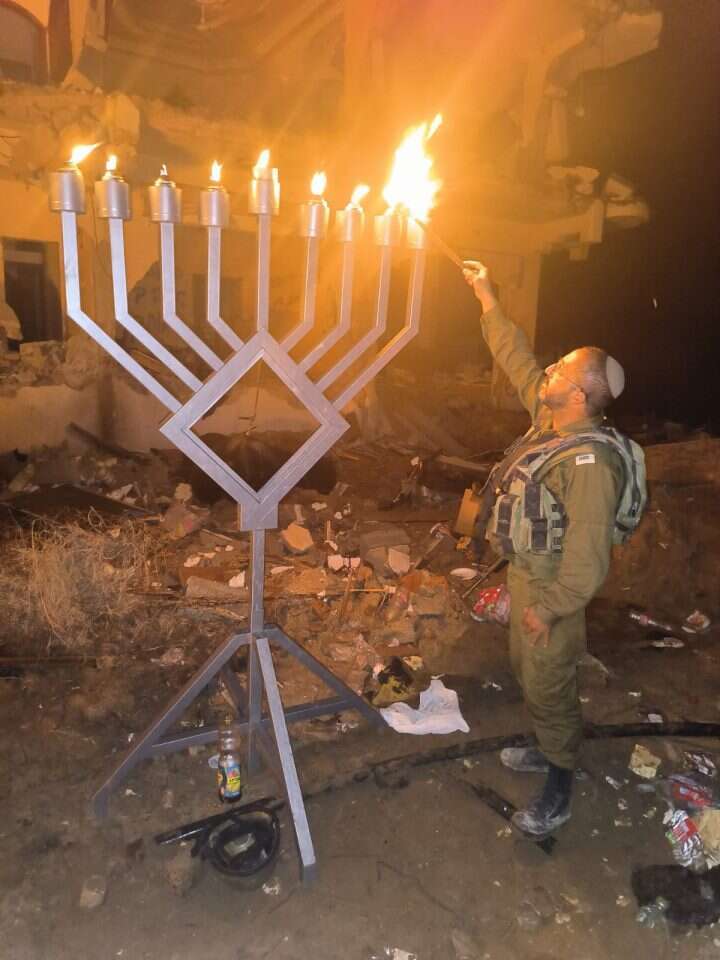 סרן הרב נתנאל פרארי, בן ,34 נשוי + 3. רב חטיבה 460. למד בישיבת הכותל ושירת בסדיר כלוחם בגולני. לאחר השירות חזר ללמוד בישיבה במשך שש שנים נוספות. | דו"צ