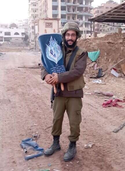 סרן הרב משה מקמל, ,34 נשוי + 4, רב חטיבה 7. את שירותו הסדיר עשה בחיל האוויר. למד שלוש שנים
בכולל וקיבל הסמכה לרבנות ”יורה יורה". התגייס לשירות קבע כרב חיל הים ולאחר מכן כרב חטמ"ר 300 | דו"צ