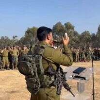 רס"ן הרב איתמר סיאני,39 נשוי + 5. רב חטיבת הצנחנים בוגר ישיבות חרדיות. שירת בסדיר בנח"ל החרדי,
ולאחר מכן כנגד רבנות בשייטת 13. בקבע שירת שנתיים כרב חטיבה 7. | דובר צה"ל