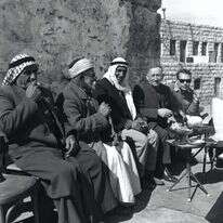 געגועים ל"ימים הטובים ההם" לצד תחושה של איום קיומי. יהודים וערבים בפגישה ליד גוש עציון, 1968. | דב פנאי. באדיבות ארכיון הצילומים של קק"ל