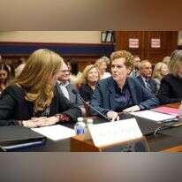 נאדל בעת השימוע בקונגרס (משוחחת עם נשיאת אוניברסיטת פנסילבניה לשעבר, אליזבת מגיל). | רויטרס