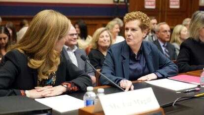 נאדל בעת השימוע בקונגרס (משוחחת עם נשיאת אוניברסיטת פנסילבניה לשעבר, אליזבת מגיל). | רויטרס נאדל בעת השימוע בקונגרס (משוחחת עם נשיאת אוניברסיטת פנסילבניה לשעבר, אליזבת מגיל). | רויטרס