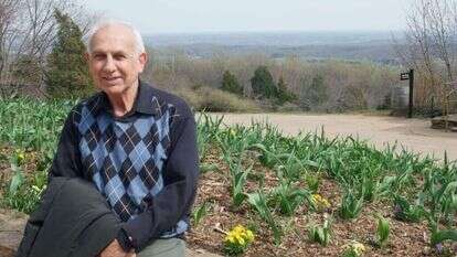 אהוד לוז. "אי אפשר להגיע לאנשים צעירים בלי אופק רחב". | מהאלבום המשפחתי