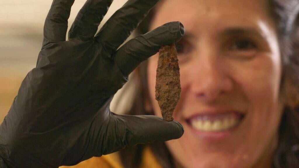 מנהלת החפירה מיכל מרמלשטיין עם ראש חץ מימי בית ראשון שהתגלה באתר. | אמיל אלדג'ם רשות העתיקות