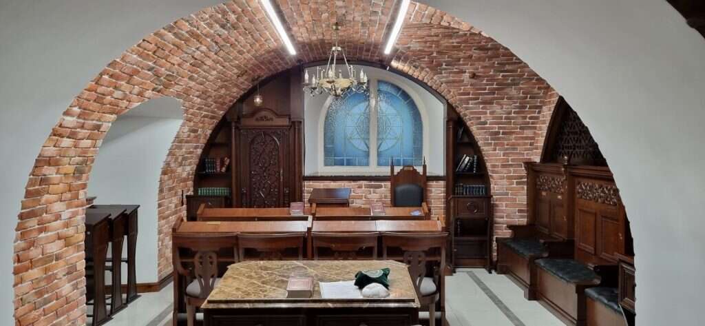 "בית הכנסת מעץ" שנבנה מחדש בתוך בניין הקהילה