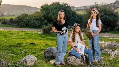 גל מורנו, ענת מאיר ואביה סלוטקי, אלמנותיהן של איתי, דוד וישי. | נעמה שטרן גל מורנו, ענת מאיר ואביה סלוטקי, אלמנותיהן של איתי, דוד וישי. | נעמה שטרן