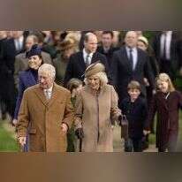 המלך צ'ארלס ורעייתו קמילה, ומאחוריהם הנסיך הארי, הנסיכה קייט וילדיהם. | Kin Cheung, AP